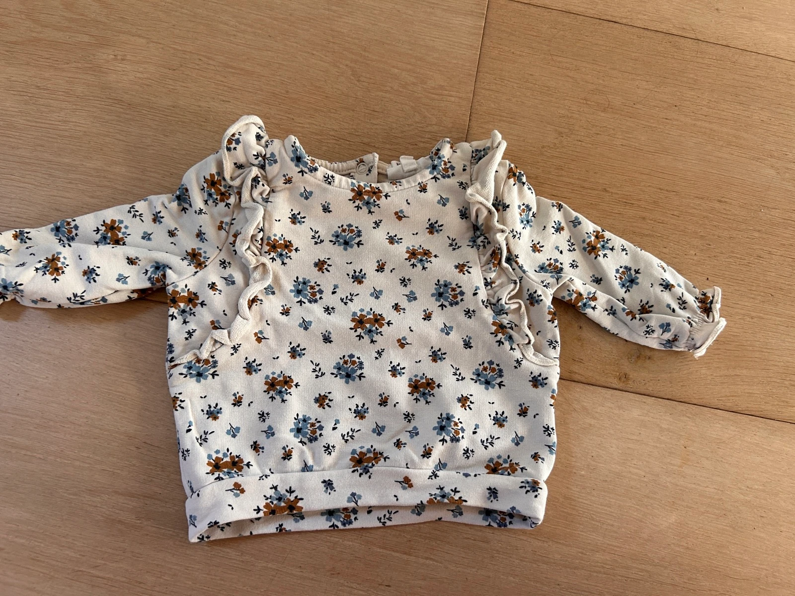 Schattig truitje met bloemetjes Cuddles and Smiles